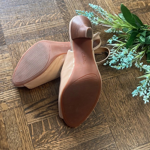 CLARKS  Artisan Beige heels - Picture 5 of 9